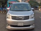 Toyota Noah X 2012