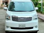 Toyota Noah X 2013