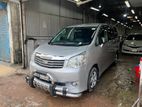 Toyota Noah X 2013