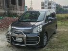 Toyota Noah X 2013