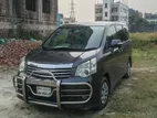 Toyota Noah X 2013