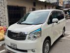 Toyota Noah . 2013