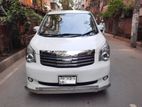 Toyota Noah . 2010