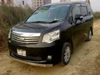 Toyota Noah ` 2010