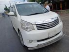 Toyota Noah . 2012