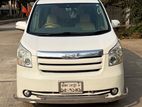 Toyota Noah X-Smart-Push Start 2010