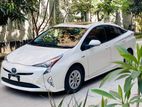 Toyota Prius s safty plus sunroof 2018