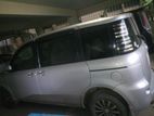 Toyota Sienta . 2004