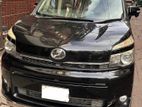 Toyota Voxy . 2011