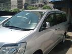 Toyota Noah . 2002