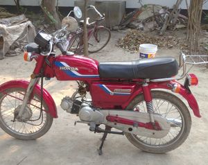 Hero CD . 2000 for Sale