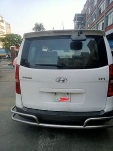 Hyundai H1 white 2016 for Sale