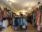 সেলসম্যান কাপড়ের শোরুম