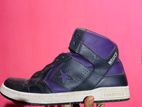 Sneakers sell