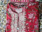 Women pret Pakistani dress