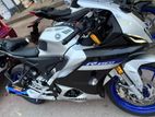 Yamaha R15 M . 2023
